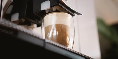 Njut av gott kaffe på arbetsplatsen med Happy Boss´s kaffemaskiner